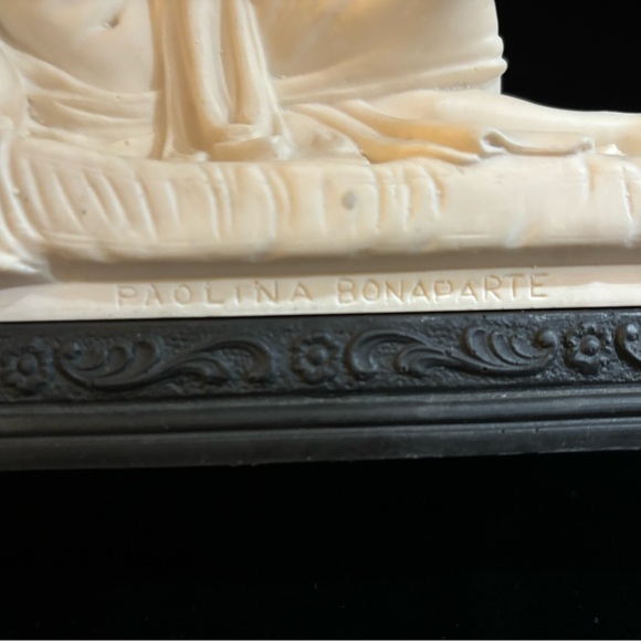 Alabaster Paolina Bonaparte Figurine in Repose - Picture 9 of 9
